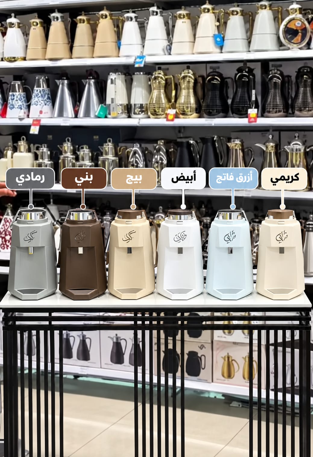 دالة المشروبات مع لوحات للشاي والكرك والقهوة